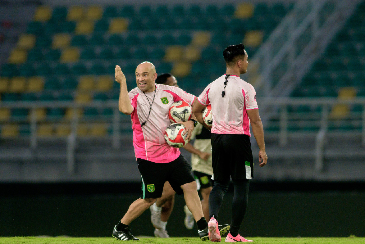 Pelatih Persebaya Bernardo Tavares saat memimpin official training di Gelora Bung Tomo. (Persebaya)