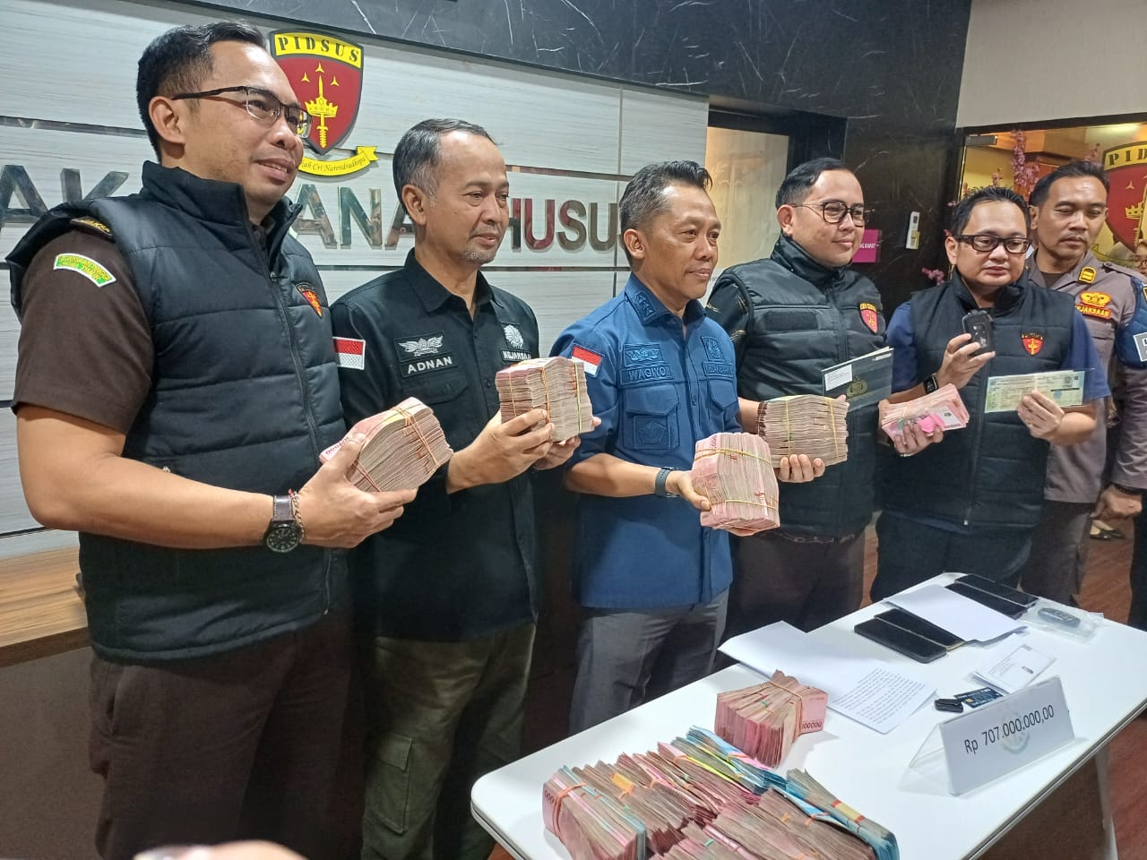 Aspidsus Kejati Jatim didampingi Kasi Penkum dan Kasi Penyidikan saat membeberkan barang bukti hasil penyitaan perkara pungli di Dinas ESDM Provinsi Jawa Timur