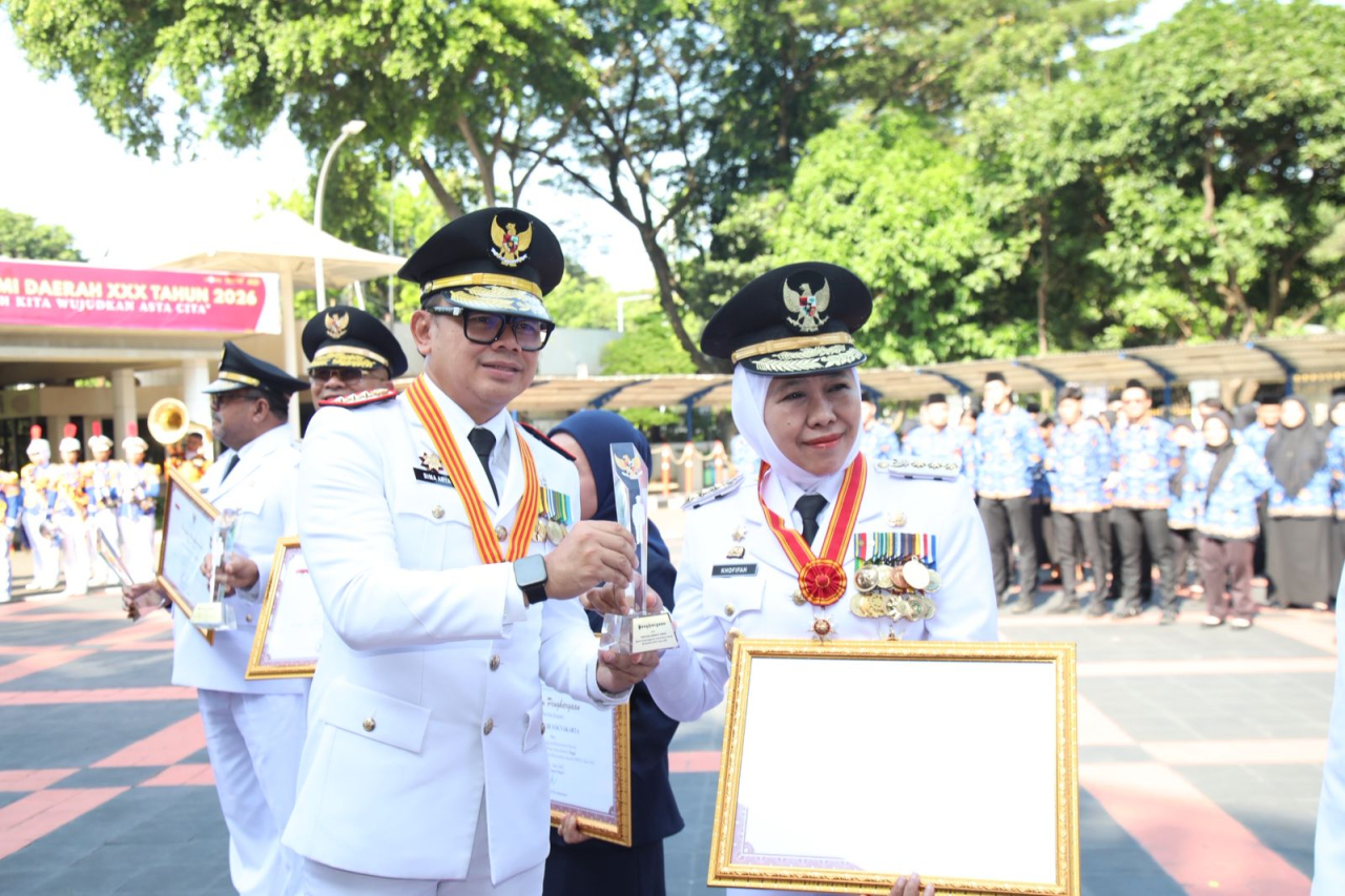 Gubernur Khofifah Indar Parawansa menerima penghargaan Penyelenggaraan Pemerintahan Daerah pada Peringatan Hari Otonomi Daerah XXX Tahun 2026 di Kantor Kementerian Dalam Negeri Republik Indonesia, Senin (27/4).