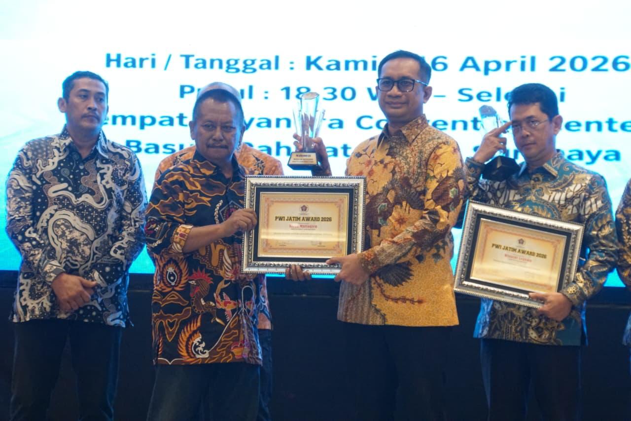 Direktur Utama PT Jatim Grha Utama, Mirza Muttaqien (kanan), meraih PWI Award 2026 dalam peringatan Hari Pers Nasional tingkat Jawa Timur