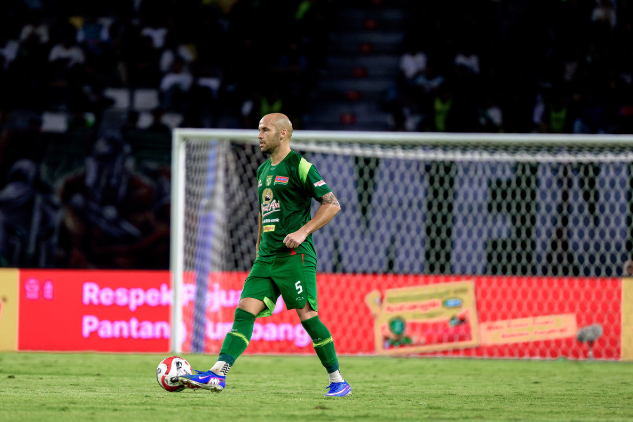 Risto Mitrevski saat beraksi di laga Persebaya melawan Persita Tangerang. (Persebaya)