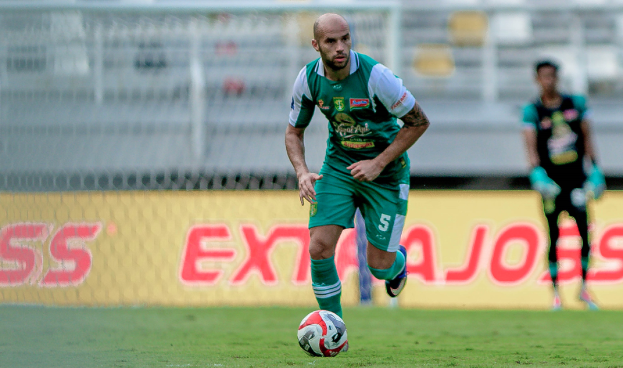 Risto Mitrevski tampil kokoh dalam menggalang lini pertahanan Persebaya. (Persebaya)