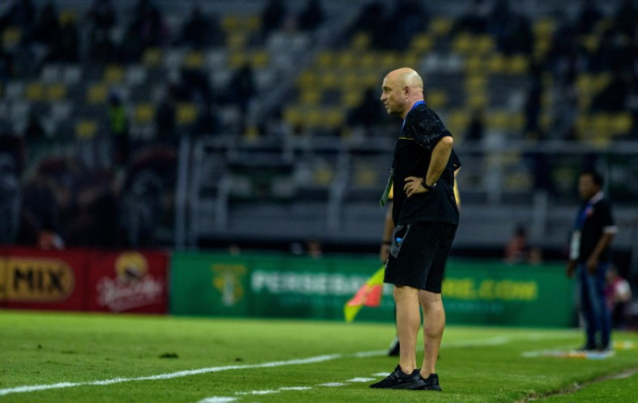 Bernardo Tavares saat memberikan arahan dari pinggir lapangan. (Persebaya)