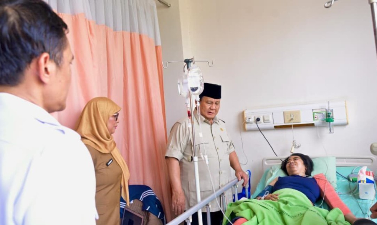 Presiden Prabowo Subianto menjenguk korban kecelakaan tabrakan kereta api yang dirawat di RSUD dr. Chasbullah Abdulmadjid Kota Bekasi, pada Selasa pagi, 28 April 2026. Foto: BPMI Setpres/Rusman