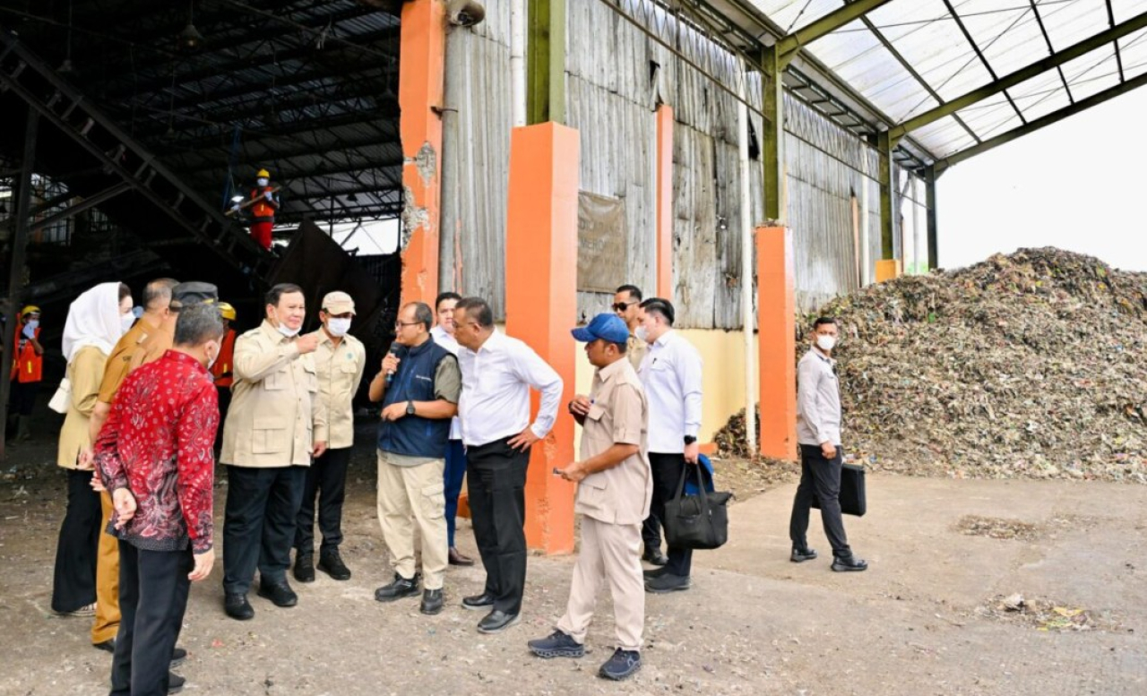 Presiden Prabowo Subianto meninjau Tempat Pengolahan Sampah Terpadu Berwawasan Lingkungan dan Edukasi (TPST BLE) di Kabupaten Banyumas, Provinsi Jawa Tengah, pada Selasa, 28 April 2026. Foto: BPMI Setpres/Laily Rachev