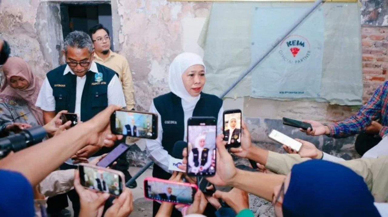 Gubernur Jawa Timur, Khofifah Indar Parawansa saat memberikan keterangan pers