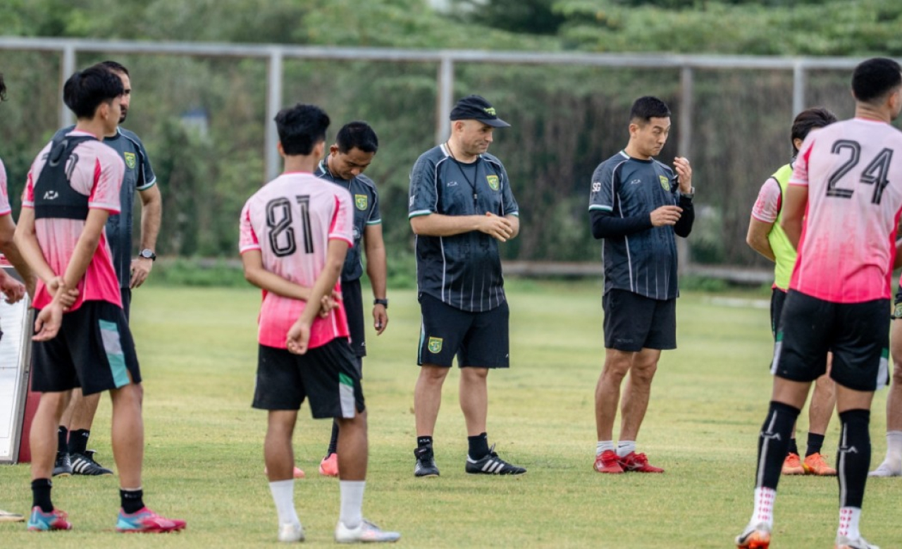 Pelatih Persebaya Bernardo Tavares saat memimpin sesi latihan. (Persebaya)