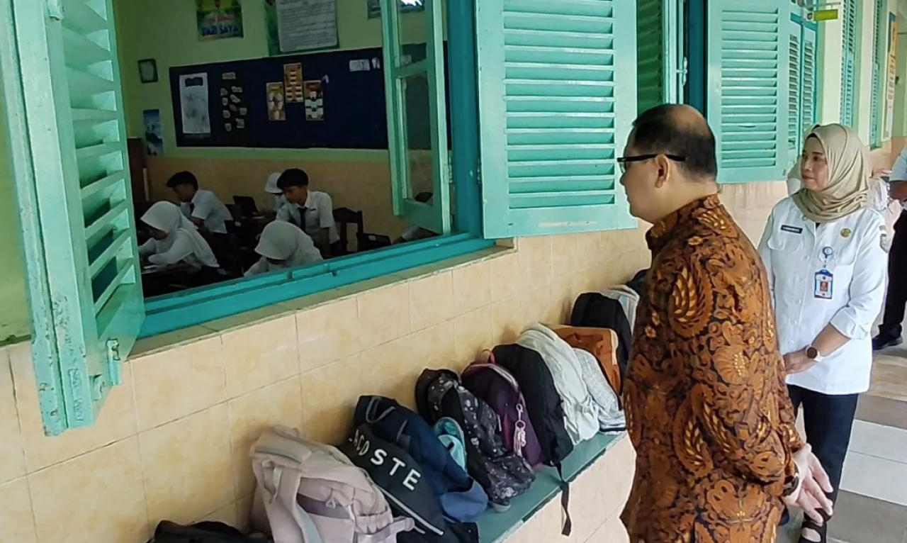 Kepala Dindik Jatim, Aries Agung Paewai, secara langsung meninjau pelaksanaan TKA di SMP Negeri 1 Kota Madiun, Rabu (8/4)