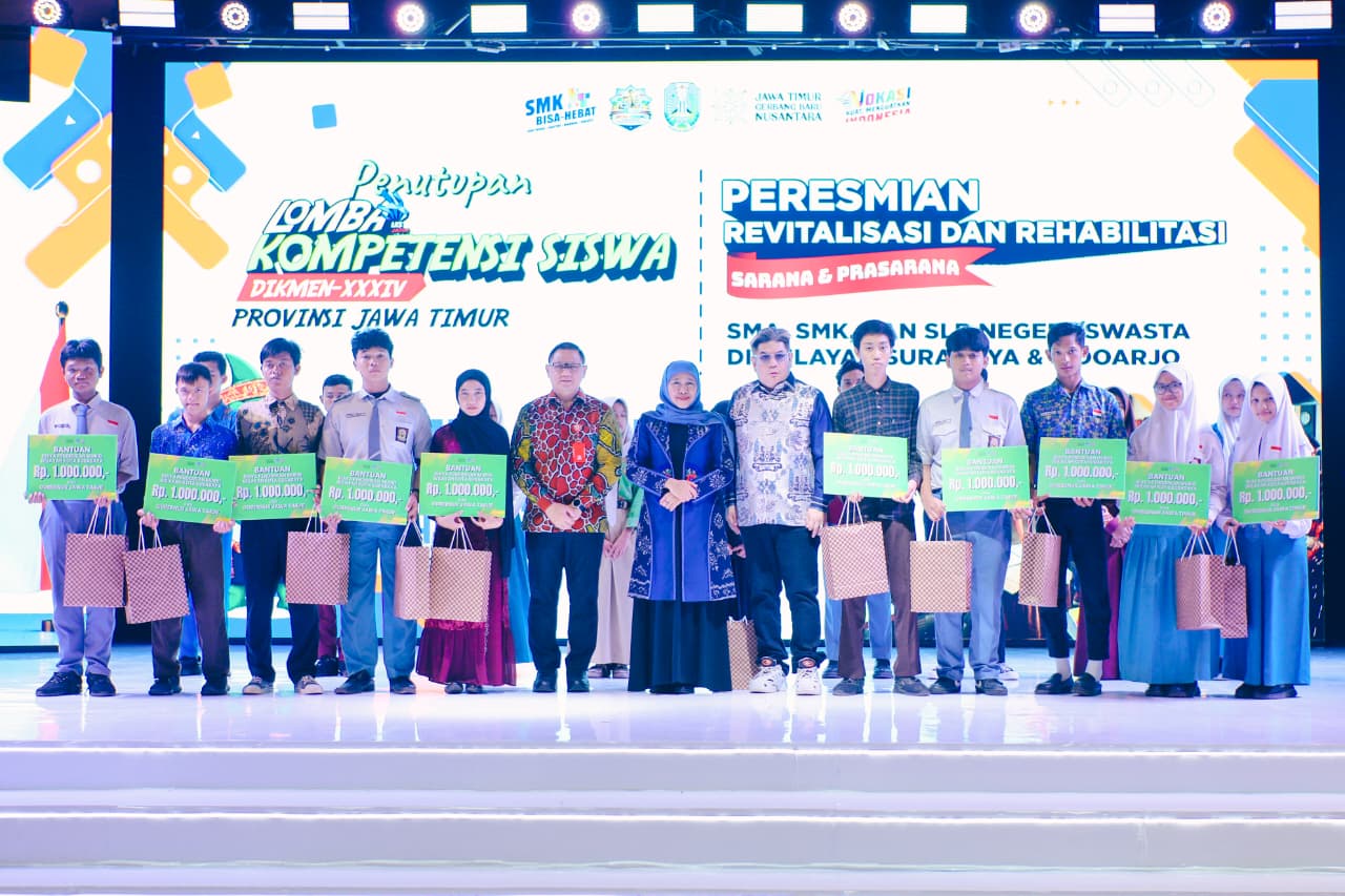 Gubernur Jawa Timur, Khofifah Indar Parawansa saat penutupan LKS Jatim 2026 di SMKN 12 Surabaya, Kamis malam (9/4/2026).