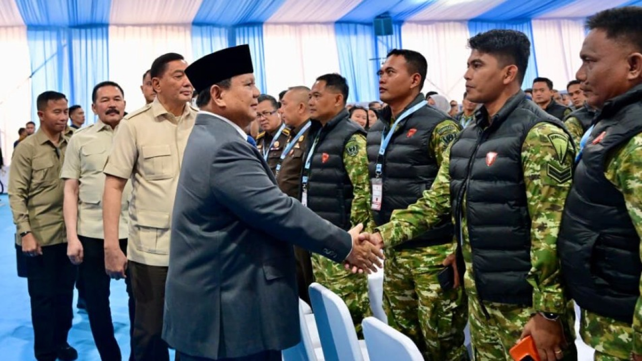 Presiden Prabowo Subianto menghadiri acara penyerahan denda administratif dan penyelamatan keuangan negara, serta penguasaan kembali kawasan hutan tahap VI yang digelar di Kompleks Kejaksaan Agung Republik Indonesia, Jakarta, pada Jumat, 10 April 2026. Fo