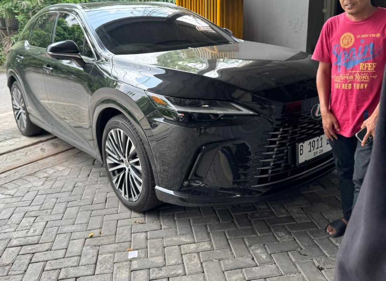 Lexus yang hampir menjadi korban penarikan paksa oleh debt collector.