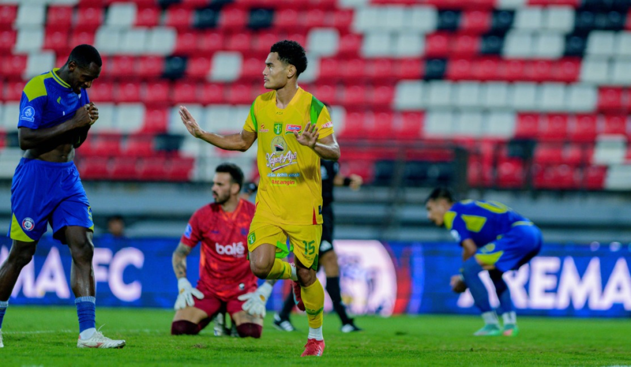 Mikael Tata tampil cemerlang di laga melawan Arema FC. (Persebaya)