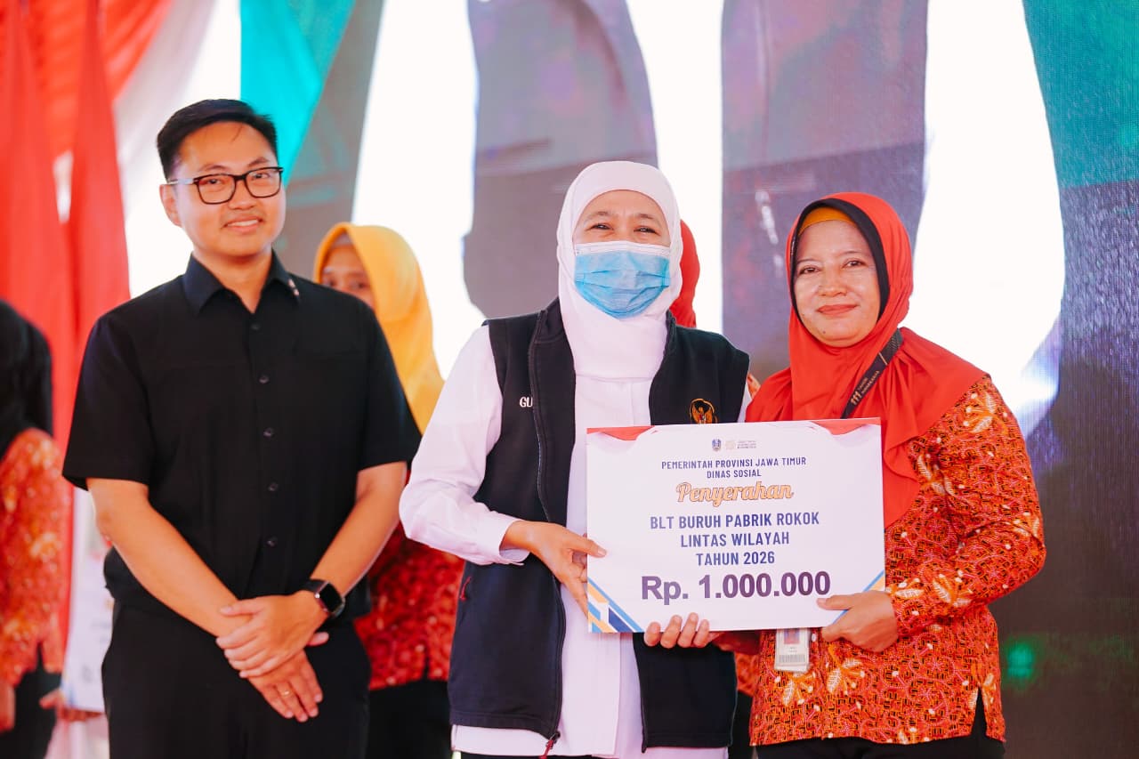 Pemprov Jatim Salurkan BLT DBHCHT Rp2,5 Miliar untuk Buruh Rokok di Surabaya