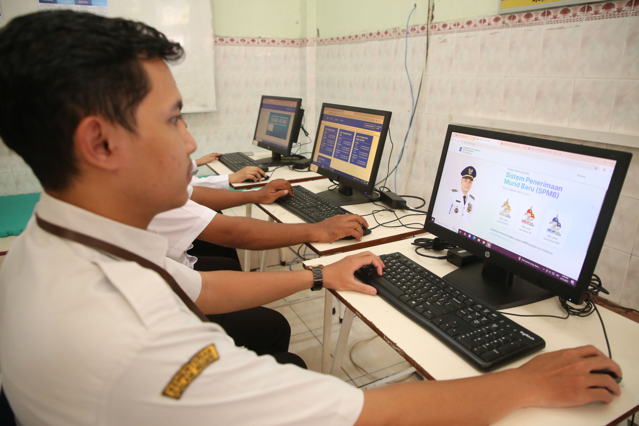 Pemkot Surabaya Buka Posko SPMB di Sekolah, Orang Tua Tak Perlu Datang ke Kantor Dispendik