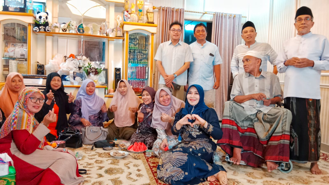 Anggota DPD RI asal Jawa Timur, Lia Istifhama saat menggelar walimatus safar di kediamannya kawasan Wonocolo, Surabaya, Selasa (11/5/2026) malam.