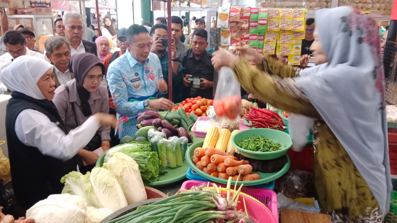 Khofifah Temukan SPHP dan Minyakita Langka Saat Sidak di Pasar Klojen Malang