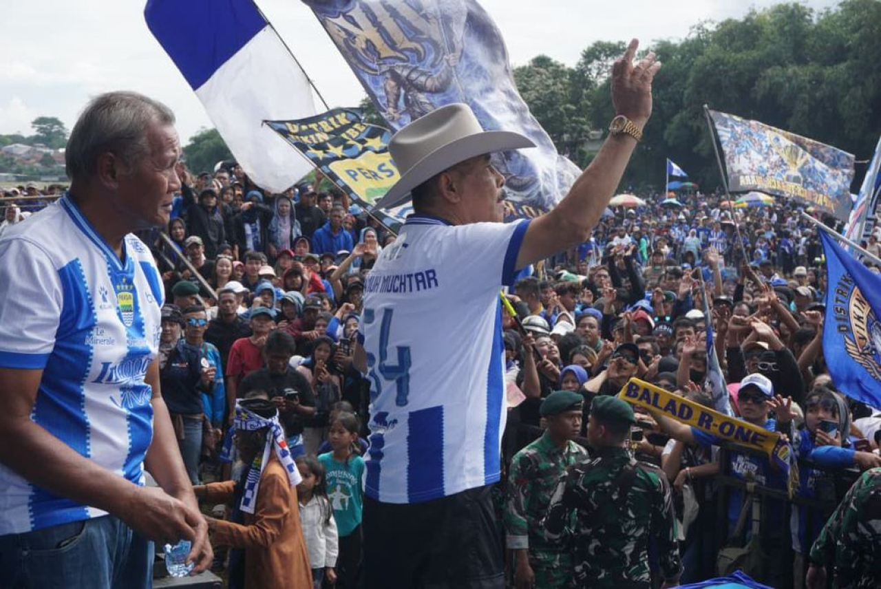 Pesta Rakyat di Tanjungsari, Umuh Muchtar Rayakan Gelar Juara PERSIB Bersama Bobotoh