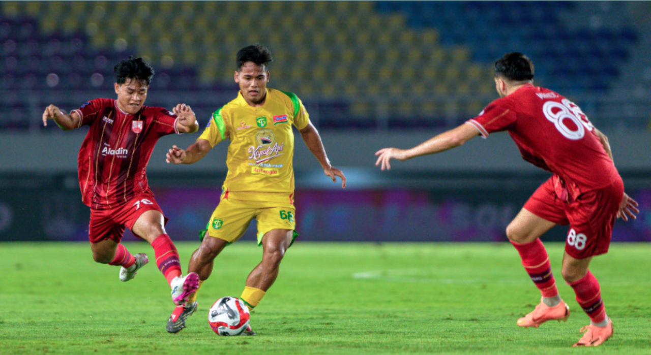 Toni Firmansyah mencoba mengalirkan bola dari lini tengah ke lini serang Bajol Ijo. (Persebaya)