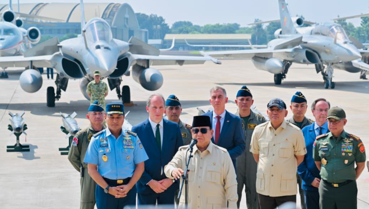 Presiden Prabowo Subianto menyampaikan keterangan pers pada acara penyerahan alat utama sistem persenjataan (alutsista) di Pangkalan Udara Halim Perdanakusuma, Jakarta, pada Senin, 18 Mei 2026. Foto: BPMI Setpres/Laily Rachev