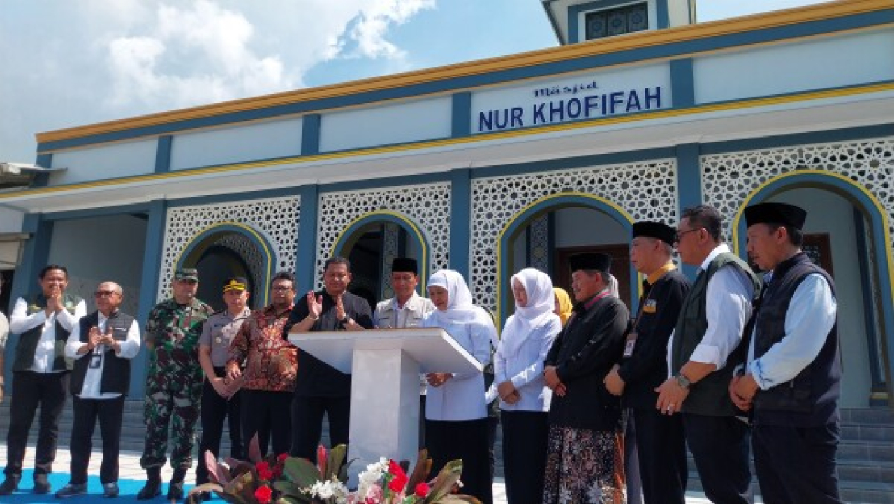 Gubernur Jatim Khofifah Indar Parawansa Salurkan BLT DBHCTH dan Resmikan Masjid di Bojonegoro