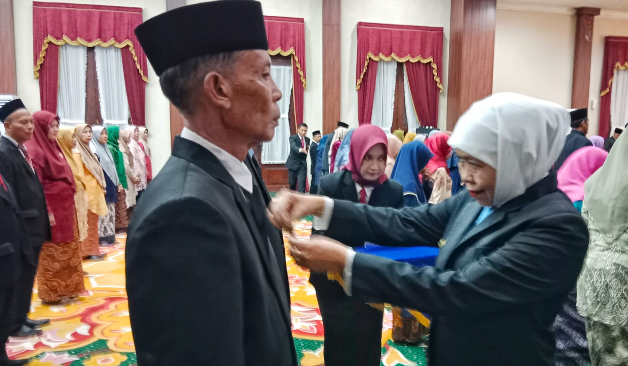 Gubernur Jawa Timur Khofifah Indar Parawansa menyerahkan Lencana Karya Satya dari Presiden Republik Indonesia dalam upacara penganugerahan Tanda Kehormatan Satyalencana Karya Satya kepada 400 guru di Jawa Timur di Gedung Negara Grahadi, Selasa (5/5)