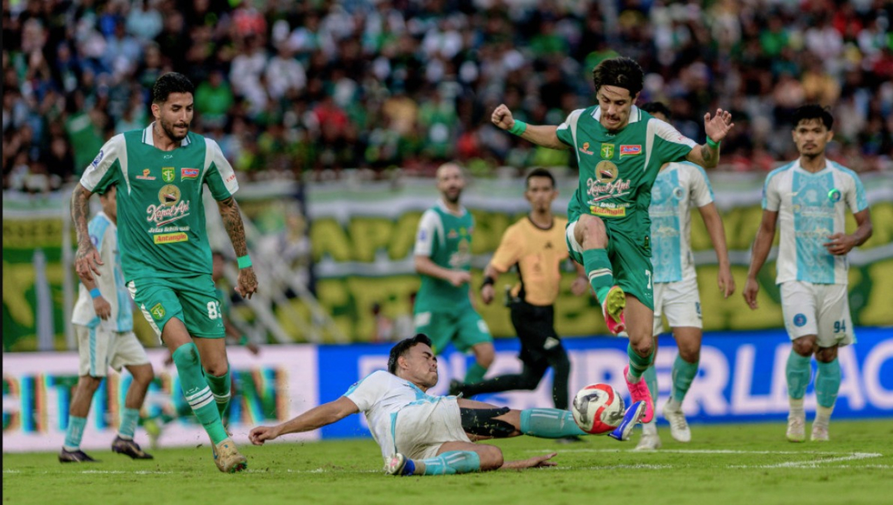 Francisco Rivera mencoba melewati penjagaan pemain PSBS Biak, Nurhidayat. (Persebaya)