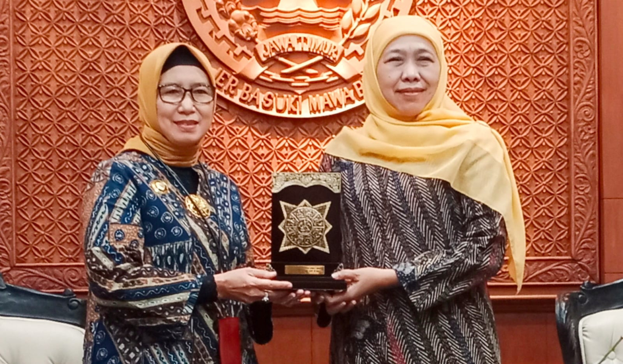 Gubernur Jawa Timur Khofifah Indar Parawansa saat menerima kunjungan Pelaksana Tugas (Plt) Kepala BPS Jawa Timur Herum Fajarwati di Gedung Negara Grahadi, Surabaya, Kamis (21/5).