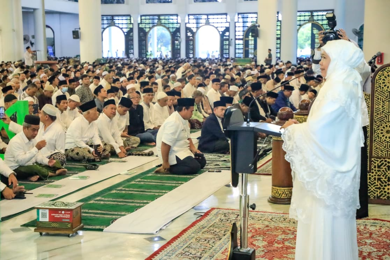 Khofifah-Emil Salat Idul Adha di Masjid Al Akbar, Serukan Keteladanan Nabi Ibrahim dan Ismail