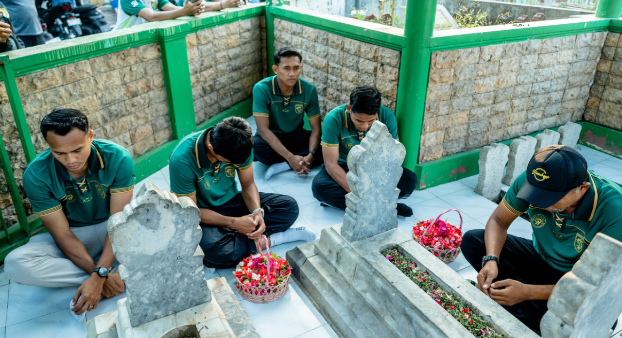 Perwakilan pelatih dan pemain Persebaya ziarah ke makam pendiri klub, M. Pamoedji, di TPU Karang Tembok. (Persebaya)
