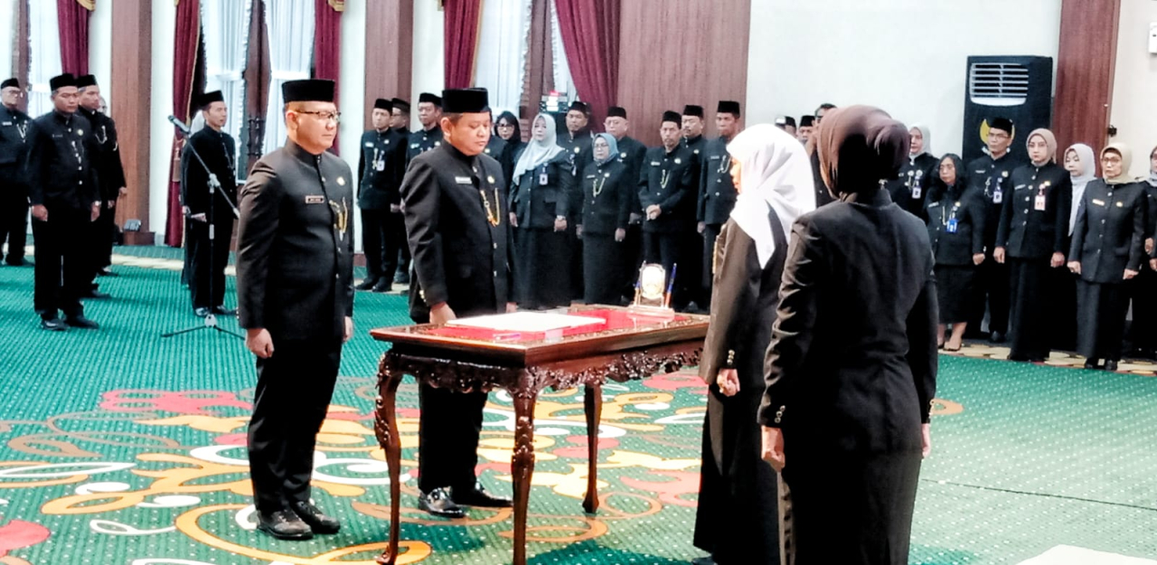 Khofifah Lantik 65 Kepala Sekolah, Targetkan Mutu Pendidikan Jatim Makin Merata dan Kompetitif