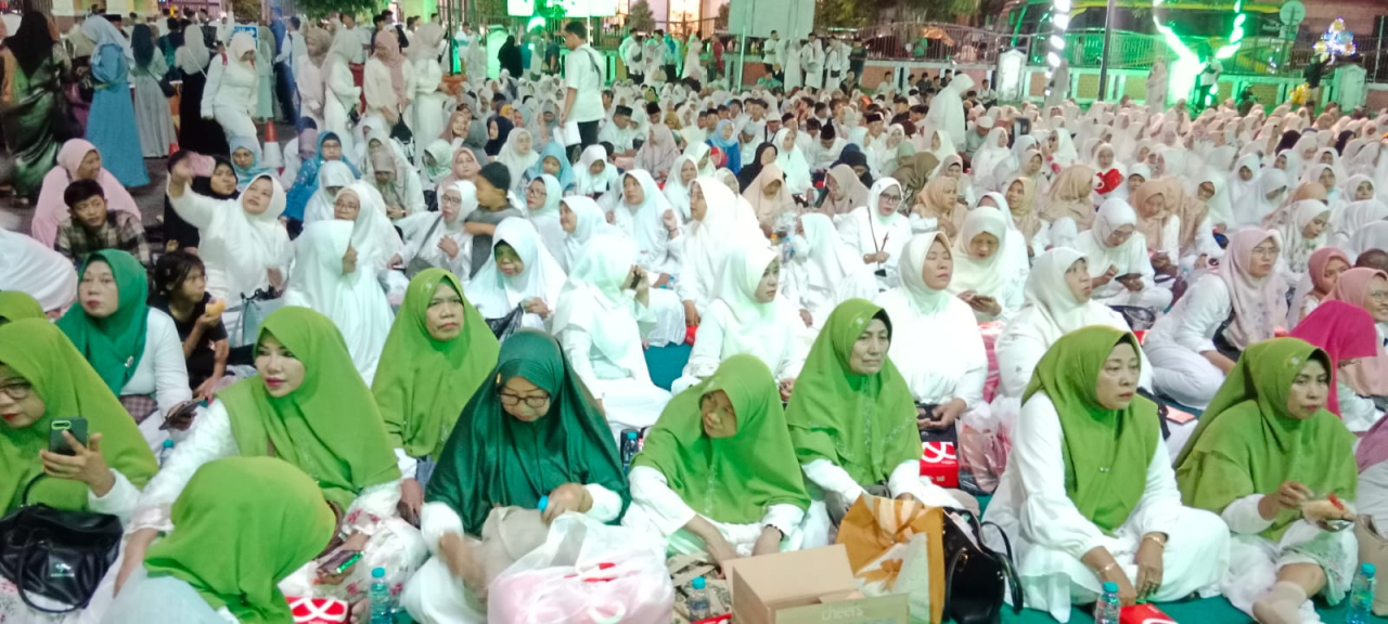 Ribuan jamaah memadati Masjid Raya Islamic Centre Surabaya dalam kegiatan Dzikir, Sholawat, dan Doa Akhir Tahun 1447 Hijriah serta Awal Tahun 1448 Hijriah