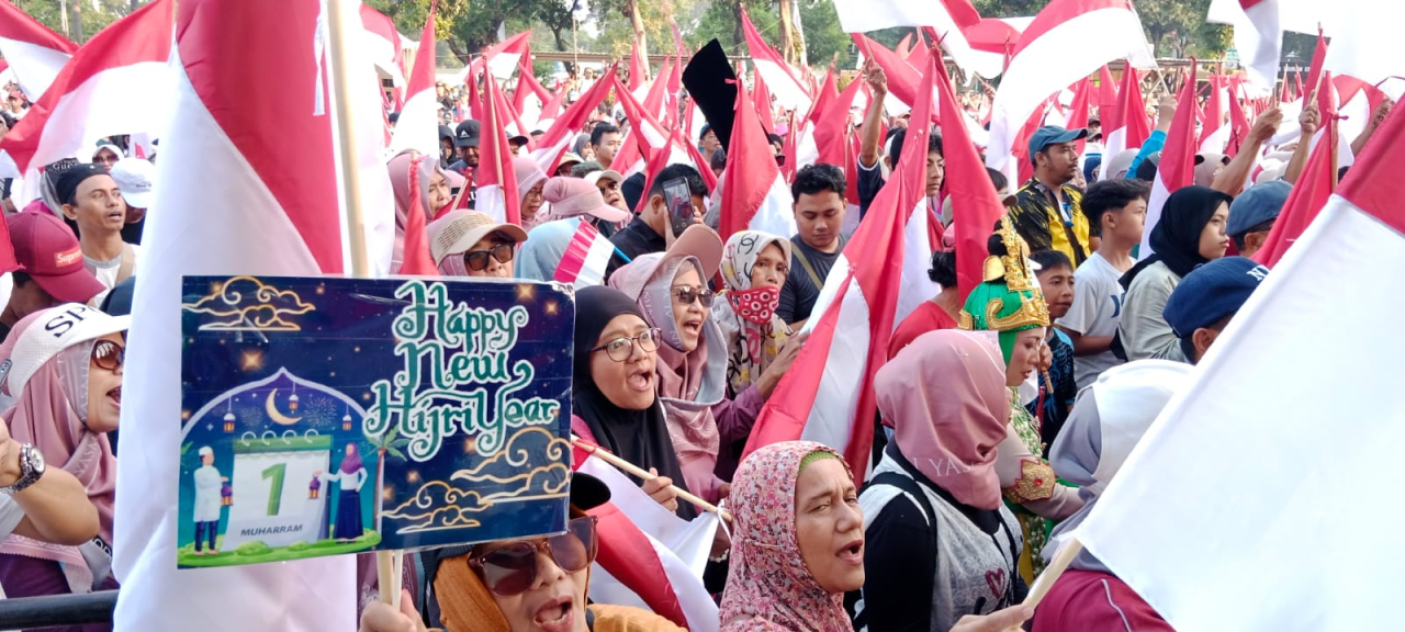 puluhan ribu peserta jalan sehat dalam rangka menyambut tahun baru islam 1448H di masjid al akbar surabaya