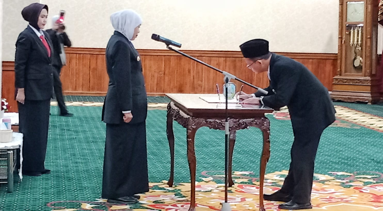 Pengukuhan Kepala Perwakilan Badan Pengawasan Keuangan dan Pembangunan (BPKP) Provinsi Jawa Timur  yang berlangsung di Gedung Negara Grahadi Surabaya, Senin (22/6).