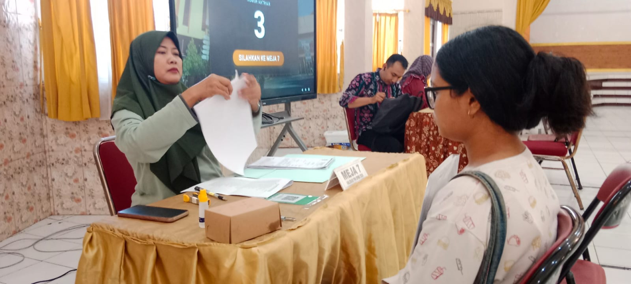 Marsekal Ray Putri, seorang siswa lulusan SMPN 35 Surabaya saat melakukan daftar ulang di SMA 16 Surabaya, Jumat (26/6) lalu