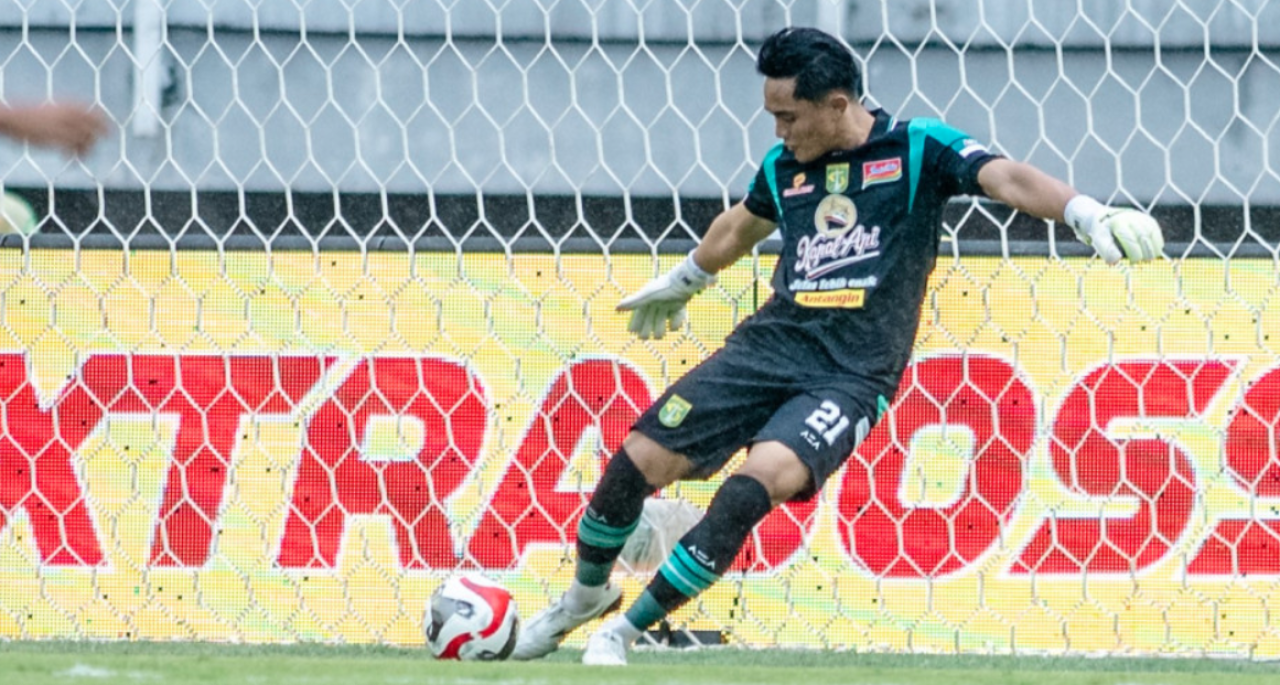 Ernando Ari Sutaryadi resmi memperpanjang kontrak bersama Persebaya. (Persebaya)