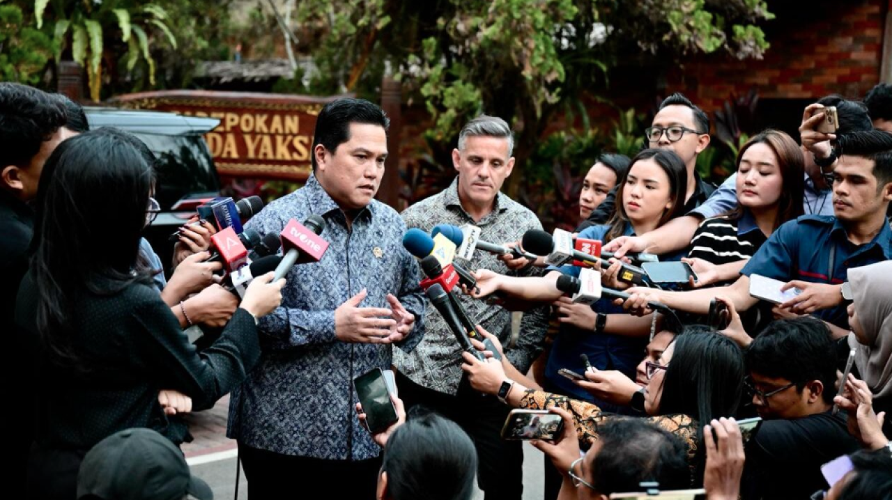 Menteri Pemuda dan Olahraga Erick Thohir beserta pelatih sepak bola tim nasional Indonesia John Herdman memberikan keterangannya kepada awak media usai diterima Presiden Prabowo di kediaman pribadinya di Hambalang, Jawa Barat, pada Jumat, 19 Juni 2026. Fo