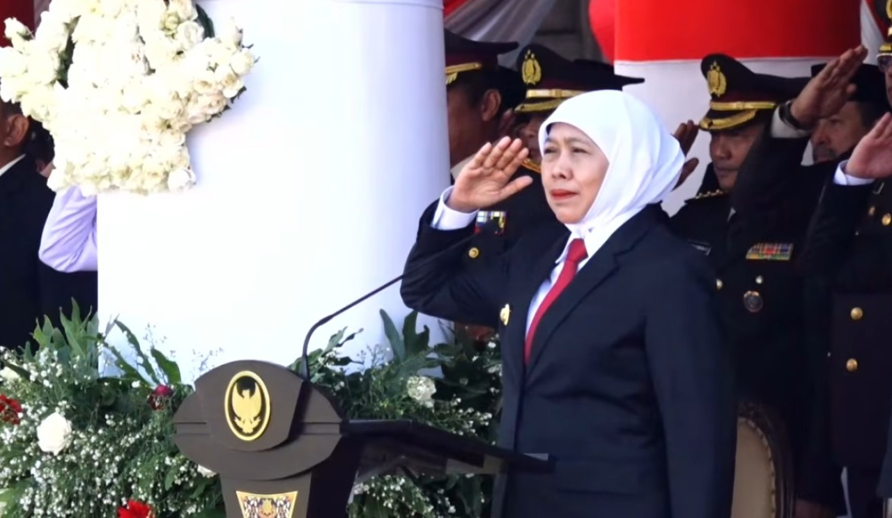 Gubernur Jawa Timur Khofifah Indar Parawansa bertindak sebagai Inspektur Upacara pada Peringatan Hari Lahir Pancasila yang digelar Pemerintah Provinsi Jawa Timur di halaman Gedung Negara Grahadi, Surabaya, Senin (1/6/2026).