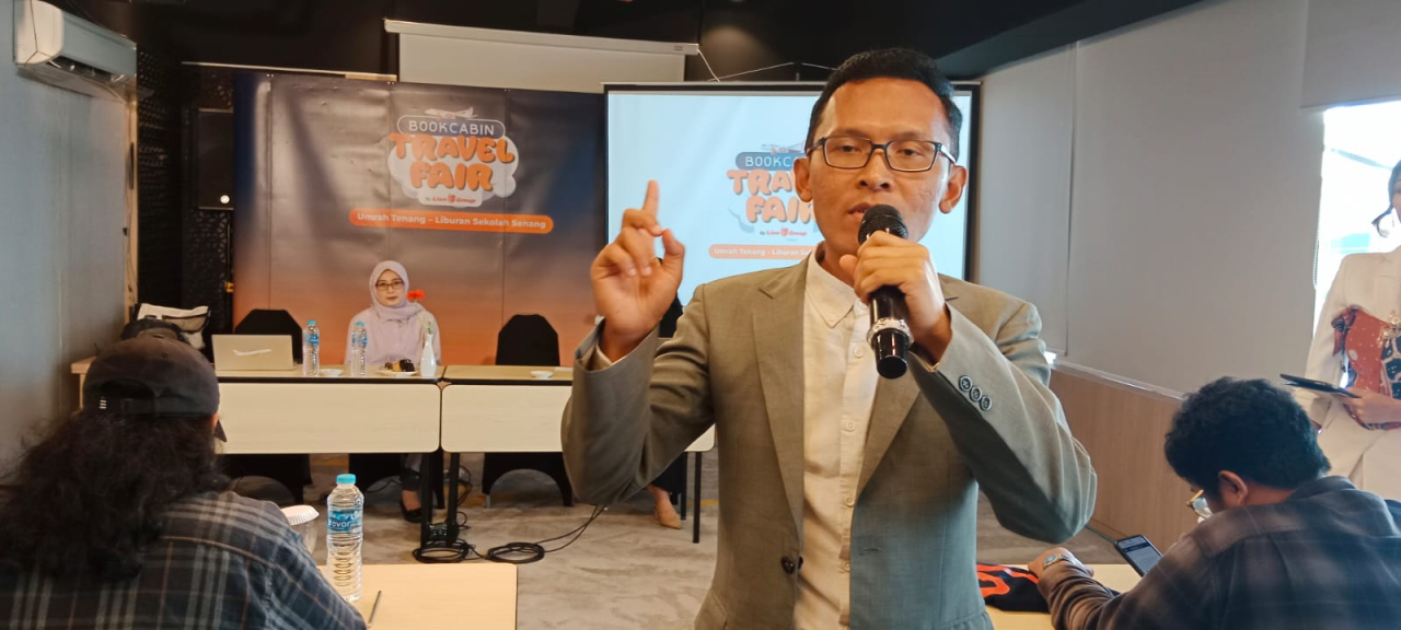 Corporate Communications Strategic Lion Air Group, Danang Mandala Prihantoro saat memberikan keterangan pers kepada awak media di Surabaya, Senin (8/6)