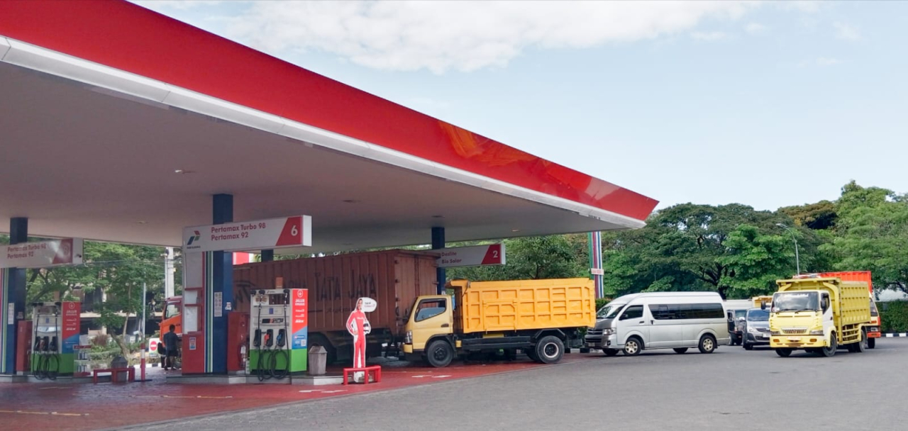 Antrean panjang kendaraan logistik terlihat di berbagai stasiun pengisian bahan bakar umum (SPBU) Pertamina 54.601.127 , Surabaya, Kamis(25/6)