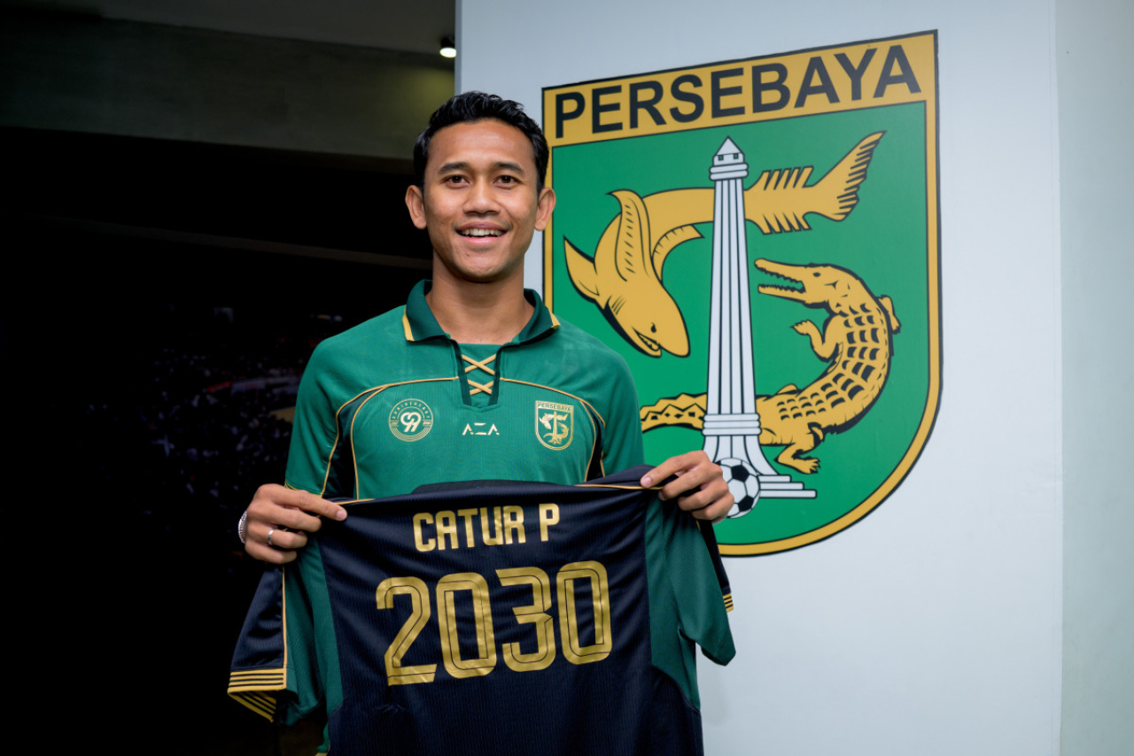 Arief Catur Pamungkas resmi menandatangani kontrak baru berdurasi empat musim bersama Persebaya. (Persebaya)