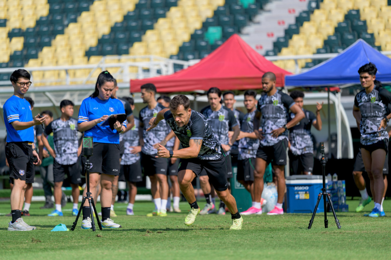 Penggawa anyar Persebaya, Miguel Pereira saat mengikuti tes fisik di Stadion Gelora Bung Tomo, Jumat (10/7). (Persebaya)