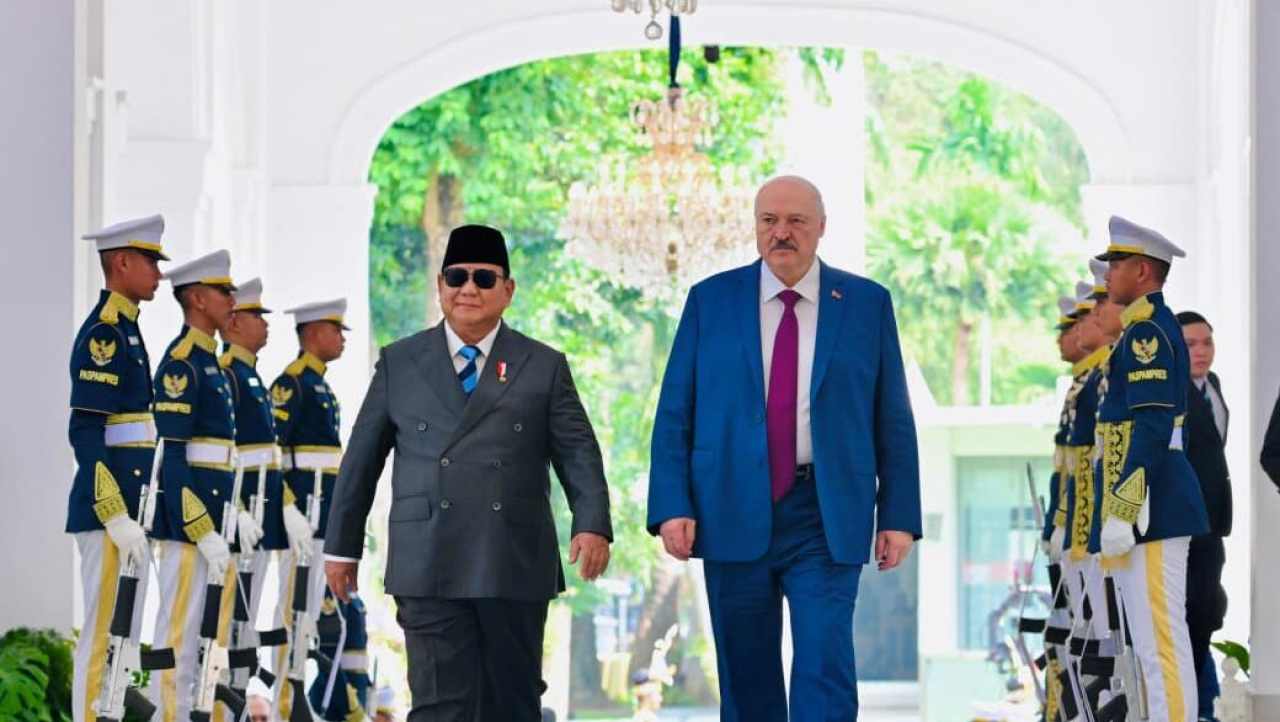 Presiden Prabowo Subianto dan Presiden Aleksandr Lukashenko berjalan bersama dalam rangkaian upacara penyambutan kenegaraan di Istana Merdeka, Jakarta, pada Kamis, 2 Juli 2026. Foto: BPMI Setpres/Laily Rachev