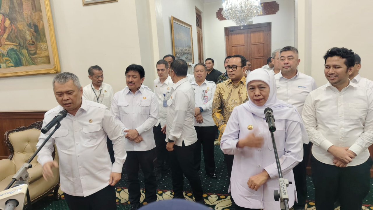Gubernur Jawa Timur Khofifah Indar Parawansa dengan Menteri Perhubungan Dudy Purwagandhi saat memberikan keterangan pers di Gedung Negara Grahadi, Surabaya, Rabu (15/7).