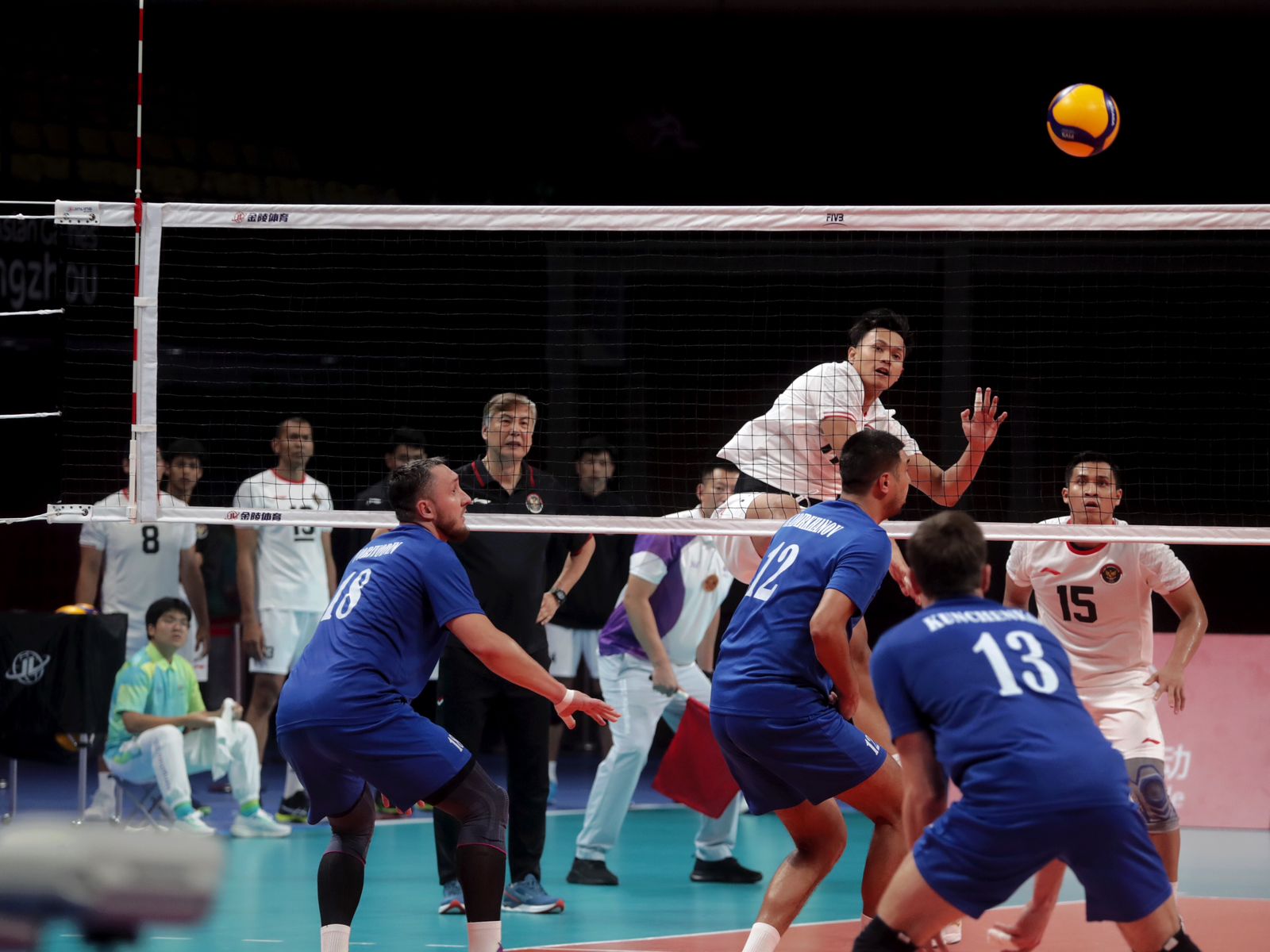 Timnas Voli Putra Indonesia berhasil meraih kemenangan dramatis atas Kazakhstan 3-2 untuk melaju ke perebutan posisi ketujuh cabang voli putra Asian Games 2022 Hangzhou, di China Textile City Sports Centre Gymnasium, Senin (25/9) sore
