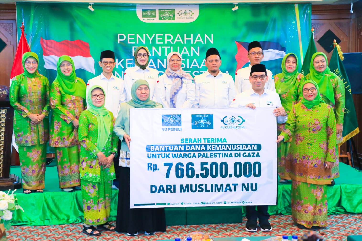 Ketua Umum PP Muslimat NU Khofifah Indar Parawansa saat menyerahkan bantuan kemanusiaan tahap pertama dari Muslimat NU untuk masyarakat Gaza Palestina. 