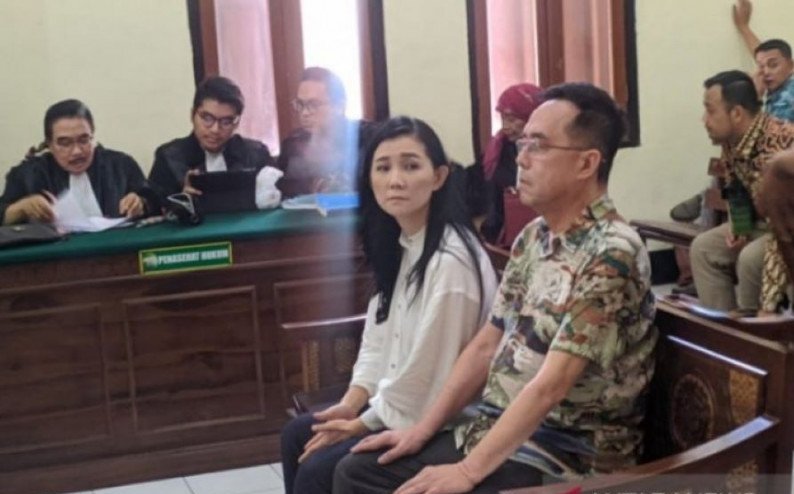 Henry J Gunawan (kanan) bersama istrinya Iuneke Anggraini saat menjalani proses persidangan sebagai terdakwa dalam perkara pemalsuan akta otentik di Pengadilan Negeri Surabaya pada 10 Desember 2019. (ANTARA Jatim/Hanif Nashrullah)