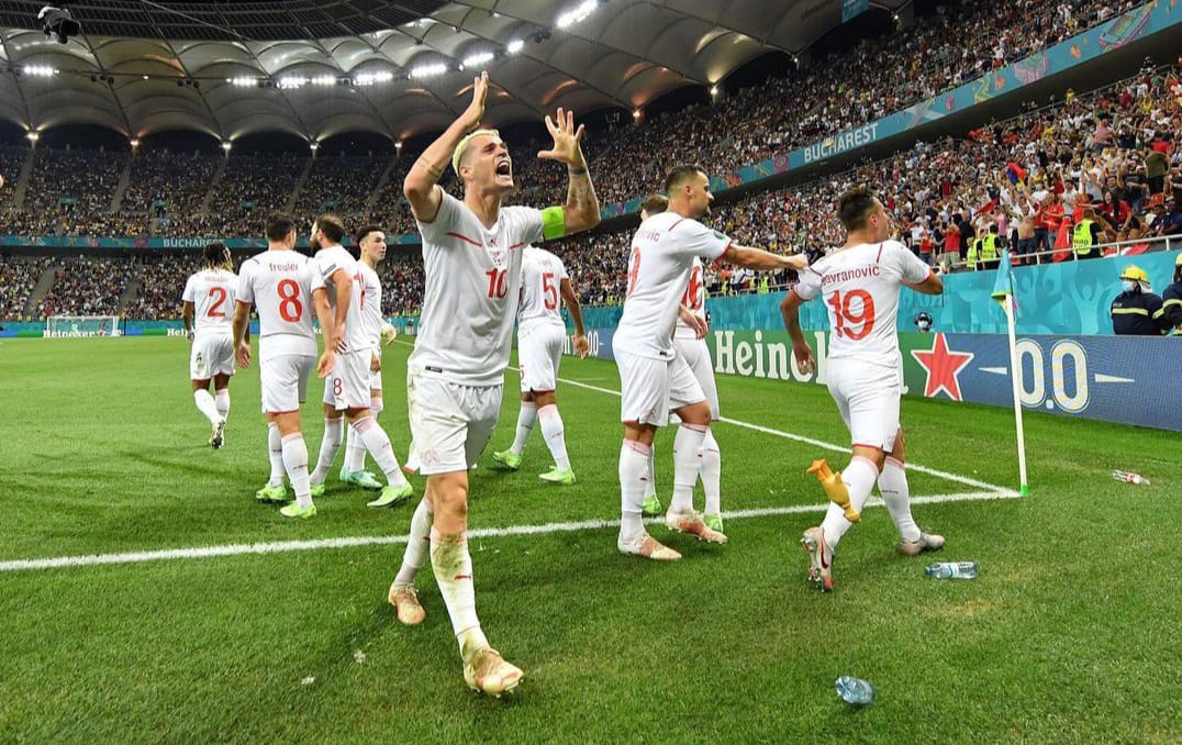 Para pemain Swiss merayakan kemenangan usai mengalahkan Prancis. EURO