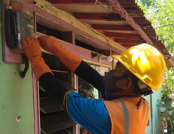 Petugas PLN memasang penambahan daya listrik warga yang memanfaatkan program diskon merdeka. HMP/TON