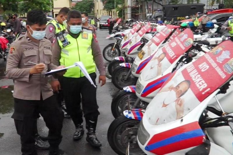 Petugas Polrestabes Surabaya mengecek kesiapan kendaraan polisi untuk pengamanan libur Tahun Baru 2021. (ANTARA Jatim/HO-Subag Humas Polrestabes Surabaya/HN)

