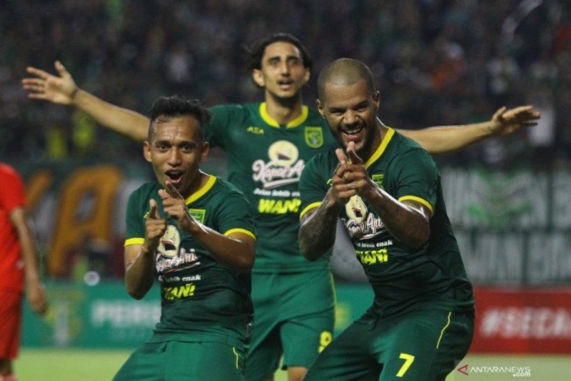 dok/ - Pesepak bola Persebaya David Da Silva (kanan) dan Mahmoud Eid (tengah) melakukan seleberasi bersama rekannya Irfan Jaya (kiri) usai mencetak gol ke gawang Sabah FA saat pertandingan persahabatan internasional di Stadion Gelora Bung Tomo Surabaya, J